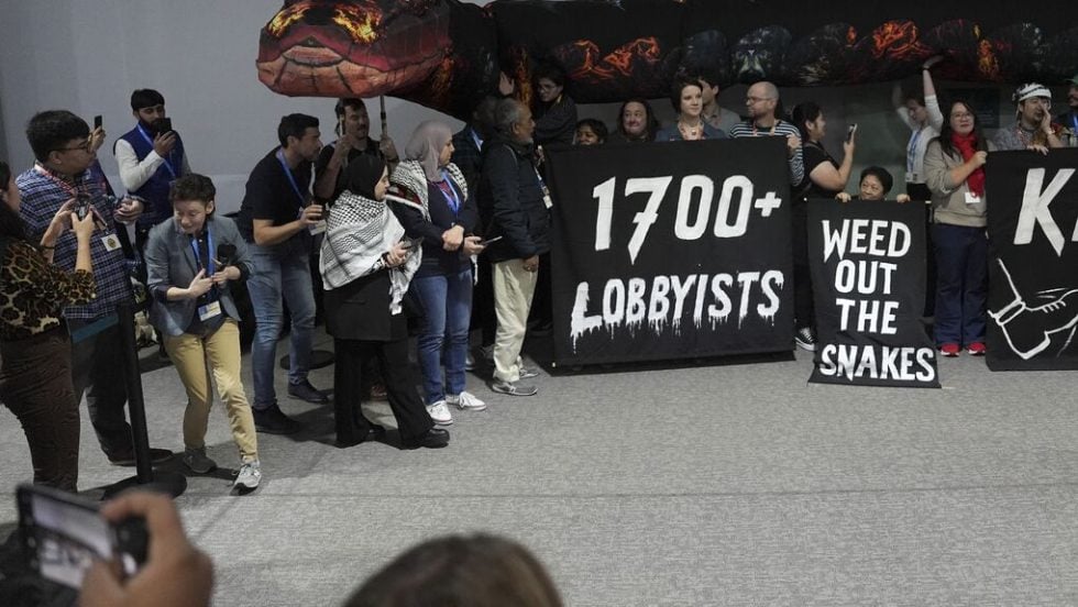 Η καταγραφή των εκπροσώπων της βιομηχανίας ορυκτών καυσίμων στη σύνοδο για το κλίμα COP29 από τον συνασπισμό ακτιβιστών Kick Big Polluters Out έδειξε ότι έχουν πάρει περισσότερες άδειες συμμετοχής απ’ ό,τι τα 10 πιο ευάλωτα στην κλιματική κρίση έθνη